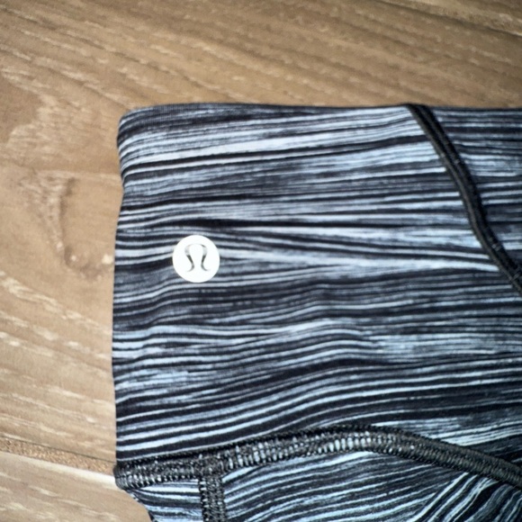 Lululemon Train Times 7/8 Pant *25"
Low Tide Alpine White Black / Black size 6 - Picture 9 of 15